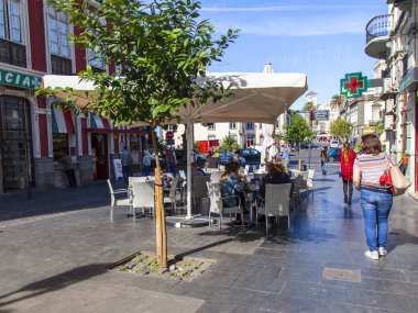 Las-Palmas de Gran Canaria, İspanya, 8 Ocak 2018. şehir merkezinde güzel sokakta pitoresk kafe