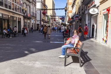 Las-Palmas de Gran Canaria, İspanya, 5 Ocak 2018. Triana şehir merkezinde güzel bir sokak. İyi bir kadın bankta dinleniyor.