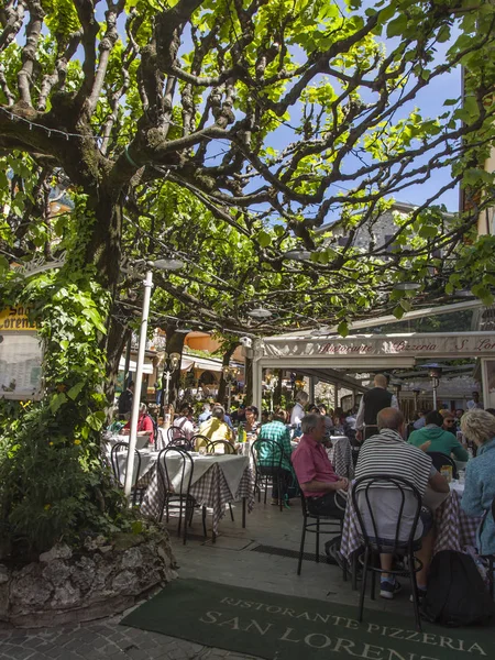 Sirmione Itália Abril 2019 Pessoas Comem Descansam Nas Mesas Café — Fotografia de Stock
