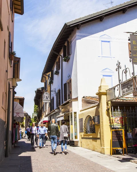 Sirmione Itália Abril 2019 Vista Urbana Pessoas Vão Longo Rua — Fotografia de Stock