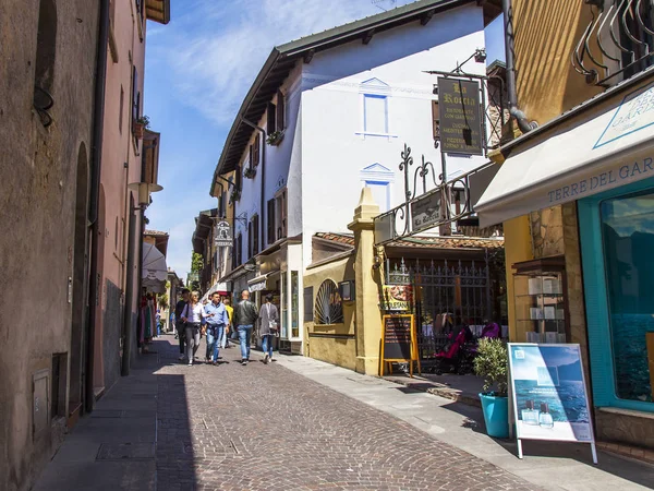 Sirmione Italië April 2019 Uitzicht Stad Mensen Gaan Langs Straat — Stockfoto