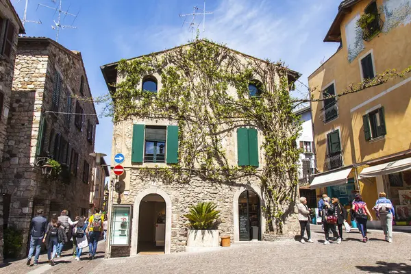 Sirmione Itálie Dubna 2019 Městské Zobrazení Lidé Jdou Ulici Břehu — Stock fotografie