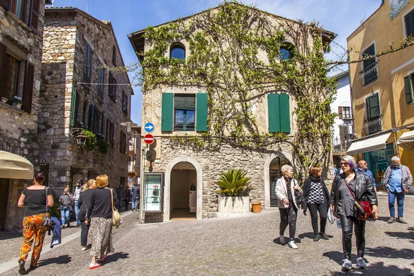 2019年4月27日 イタリア シルミオーネ 都会の景色 人々はガルダ湖のほとりで通りに沿って行く — ストック写真