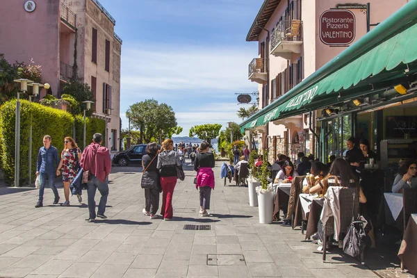 Sirmione Italien April 2019 Urban View Menschen Essen Und Ruhen — Stockfoto