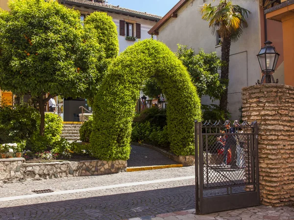 Sirmione Olaszország Április 2019 Festői Városkép Növényekből Származó Egy Építészeti — Stock Fotó