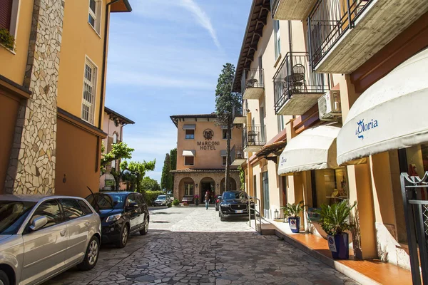Sirmione Italië April 2019 Uitzicht Stad Mensen Gaan Langs Straat — Stockfoto