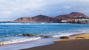 Okyanus kıyısında bir sörf pitoresk hattı