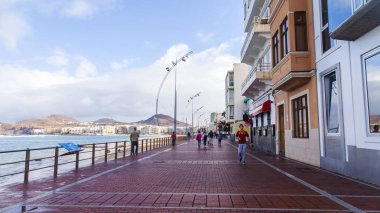 Las Palmas de Gran Canaria, İspanya, 6 Ocak 2018 üzerinde. Kış Güneşi Playa de Las Canteras beach Atlantik Okyanusu ve güzel dolgu banka üzerinde ışıklar.