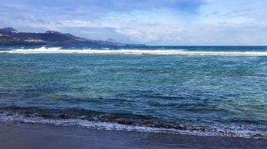 Okyanus kıyısında bir sörf pitoresk hattı