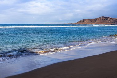 Okyanus kıyısında bir sörf pitoresk hattı