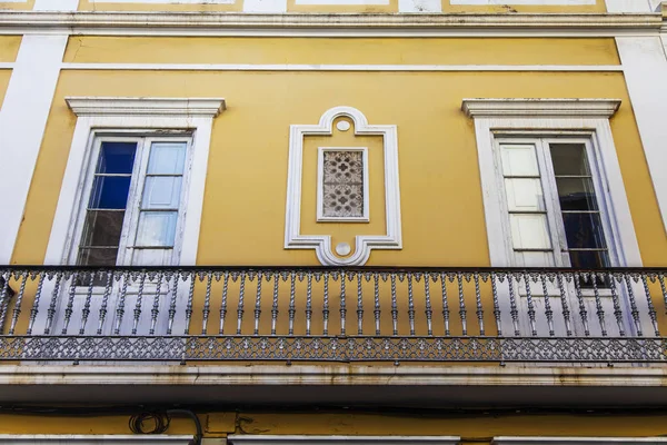 Las-Palmas de Gran Canaria, İspanya, 5 Ocak 2018. Takımadaların adalarına özgü bir yapının cephe parçası.