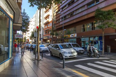 Las-Palmas de Gran Canaria, İspanya, 5 Ocak 2018. adalar adalar için tipik sokak mimari kompleksi. Arabalar cadde boyunca gider.