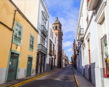 Las-Palmas de Gran Canaria, Ispanya, 5 Ocak 2018. Adalar Adaları için tipik cadde mimari kompleksi.
