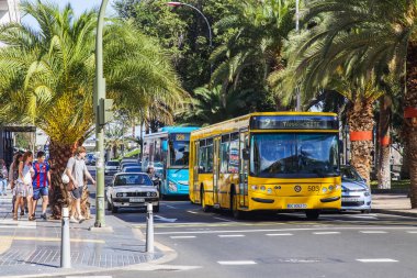 Las Palmas de Gran Canaria, İspanya, üzerinde 11 Ocak 2018. Sokak şehir otobüs gidiyor
