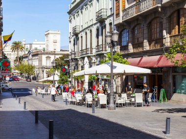 Las-Palmas de Gran Canaria, Ispanya, 8 Ocak 2018. İnsanlar yemek ve şehir Caddesi üzerinde küçük pitoresk kafe masalarında bir dinlenme var
