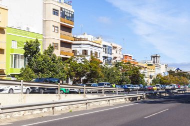 Las-Palmas de Gran Canaria, İspanya, 5 Ocak 2018. adalar adalar için tipik sokak mimari kompleksi. Arabalar kaldırıma yakın park edilmiş