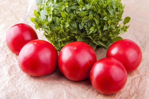 Verse Rijpe Tomaten Een Smakelijk Stelletje Verse Basilicum Tafel — Stockfoto