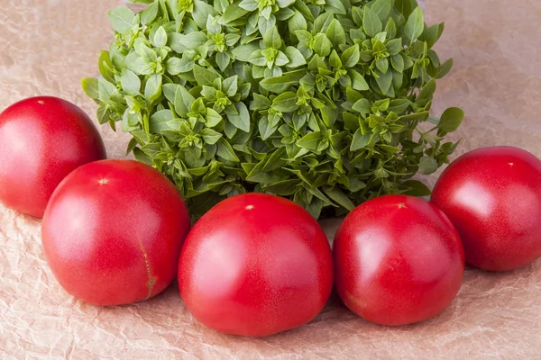 Tomates Maduros Frescos Ramo Apetitoso Manjericão Fresco Uma Mesa — Fotografia de Stock