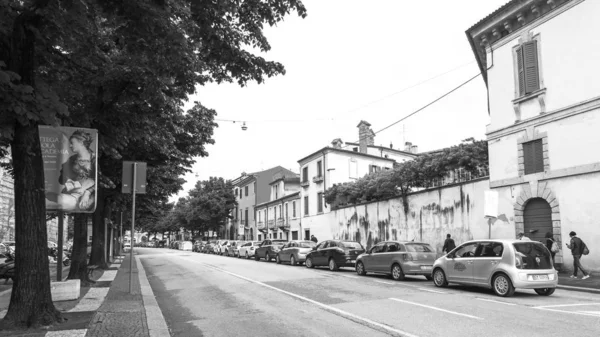2019年4月26日 イタリアのヴェローナ 旧市街の伝統的な建築コンプレックスを持つ美しい通り — ストック写真