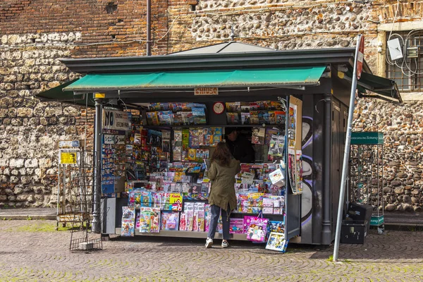 Verona Italia Aprile 2019 Una Bancarella Che Vende Giornali Souvenir — Foto Stock