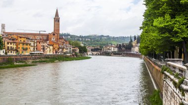 Verona, İtalya, 24 Nisan 2019 tarihinde. Bulutlu yağmurlu havalarda Adige Nehri ve dolgularının doğal panoramik manzarası