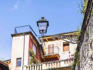 Verona, İtalya, 24 Nisan 2019 tarihinde. Eski şehirde binanın bir cephe tipik mimari detayları. Güzel eski sokak lambası
