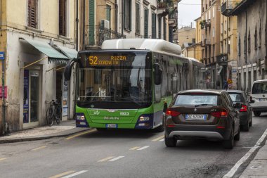 Verona, Italya, 24 Nisan 2019. Otobüs şehir caddesine gidiyor.. 
