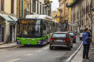 Verona, Italya, 24 Nisan 2019. Otobüs şehir caddesine gidiyor.. 