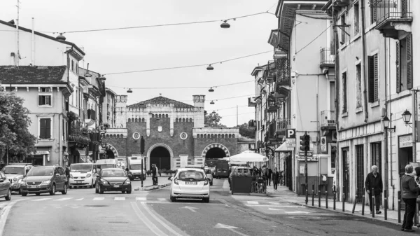 2019年4月26日 イタリアのヴェローナ 旧市街の伝統的な建築コンプレックスを持つ美しい通り — ストック写真