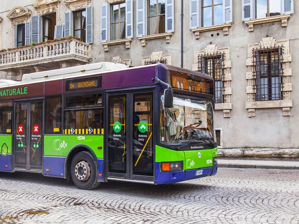 Verona Italy April 2019 Bus Goes City Stree — Stock Photo, Image