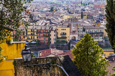 Verona, İtalya, 24 Nisan 2019 tarihinde. San Pietro tepesine bakış açısından şehir ve çevresinin havadan görünümü
