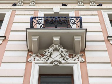 Moskova, Rusya, 8 Temmuz 2019. Tarihi bina çevresindeki tipik mimari. Modernist tarzında binanın bir cephe dekoratif unsurları