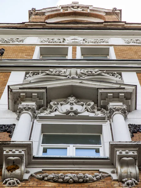 2019年7月8日 ロシア モスクワ 歴史的建造物周辺の典型的な建築物 モダニズムスタイルで建物のファサードの装飾的な要素 — ストック写真
