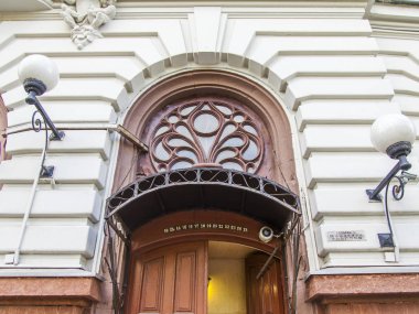 Moskova, Rusya, 8 Temmuz 2019. Tarihi bina çevresindeki tipik mimari. Modernist tarzında binanın bir cephe dekoratif unsurları