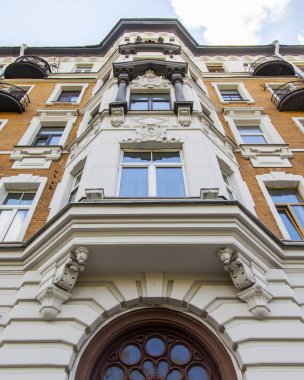 Moskova, Rusya, 8 Temmuz 2019. Tarihi bina çevresindeki tipik mimari. Modernist tarzında binanın bir cephe dekoratif unsurları