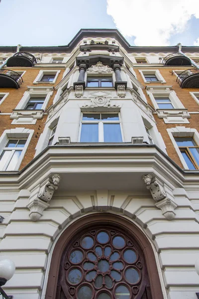 俄罗斯莫斯科 2019年7月8日 历史建筑周围的典型建筑 现代主义风格的建筑立面装饰元素 — 图库照片