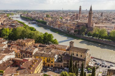 Verona, İtalya, 24 Nisan 2019 tarihinde. San Pietro tepesindebakış açısından eski şehir ve Adige nehir dolguları bir görünüm hava