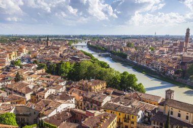 Verona, İtalya, 24 Nisan 2019 tarihinde. San Pietro tepesindebakış açısından eski şehir ve Adige nehir dolguları bir görünüm hava