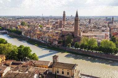 Verona, İtalya, 24 Nisan 2019 tarihinde. San Pietro tepesindebakış açısından eski şehir ve Adige nehir dolguları bir görünüm hava