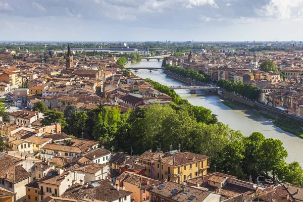 Verona Italia April 2019 Fly Med Utsikt Gamlebyen Breddene Adige – stockfoto