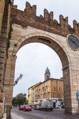 Verona, Italya, 24 Nisan 2019. Portoni della Bra antik şehir kapısı (15th Century)