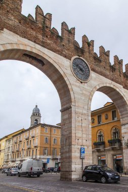 Verona, Italya, 24 Nisan 2019. Portoni della Bra antik şehir kapısı (15th Century)