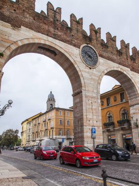 Verona, Italya, 24 Nisan 2019. Portoni della Bra antik şehir kapısı (15th Century)