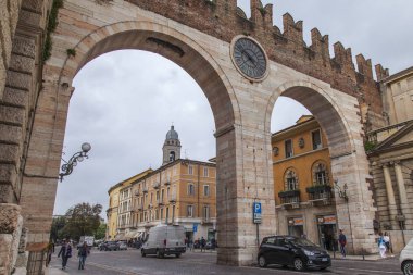 Verona, Italya, 24 Nisan 2019. Portoni della Bra antik şehir kapısı (15th Century)