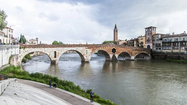 Verona Itália Abril 2019 Uma Vista Para Rio Adige Aterros — Fotografia de Stock