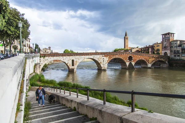 เวโรน ตาล เมษายน 2019 มมองของแม Adige ทะเลสาบและสะพาน San Pietro าแก — ภาพถ่ายสต็อก