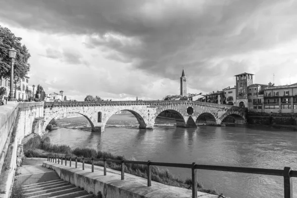 Verona Itália Abril 2019 Uma Vista Para Rio Adige Aterros — Fotografia de Stock