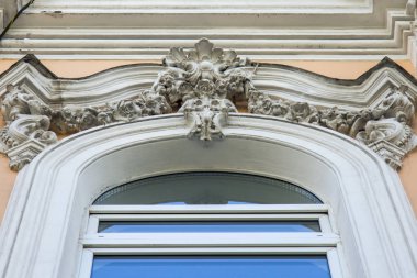 Moskova, Rusya, 8 Temmuz 2019. Tarihi bina çevresindeki tipik mimari. Modernist tarzında binanın bir cephe dekoratif unsurları