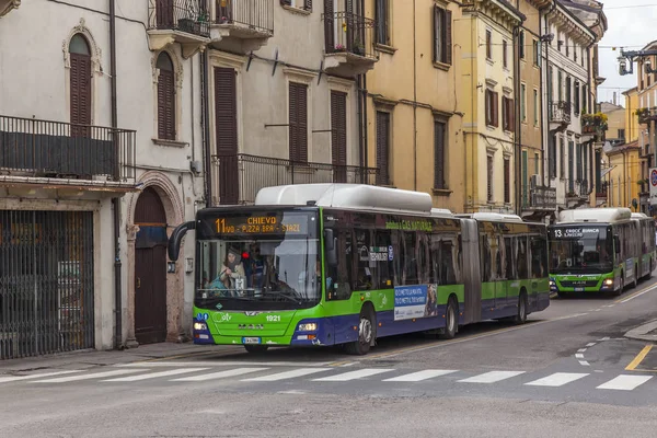 Verona Italien April 2019 Der Bus Fährt Auf Der Straße — Stockfoto