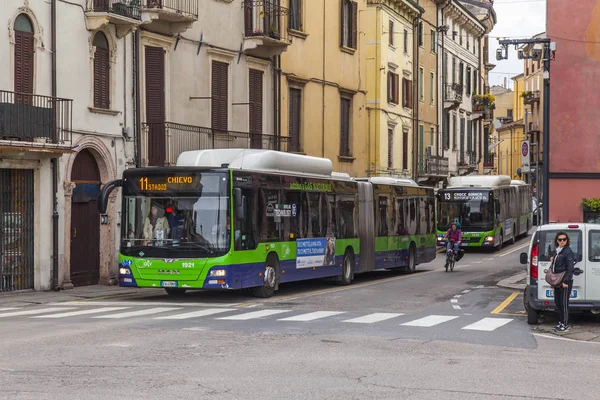 Verona Italien April 2019 Der Bus Fährt Auf Der Straße — Stockfoto